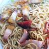 บะหมี่เส้นกลม หมูแดง หมูกรอบ ที่ ร้านอาหาร บะหมี่หัวโต