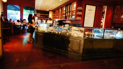 ตู้กระจกไว้โชว์เค้กต่างๆของร้านคะ ที่ ร้านอาหาร Vanilla Brasserie Siam Paragon