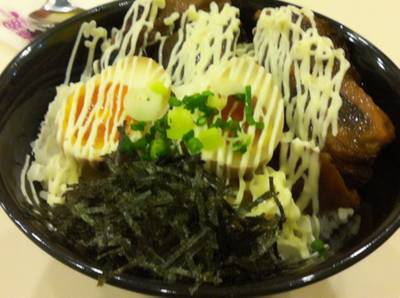 บูตะ คาคุนิด้ง ข้าวหน้าหมูสามชั้นต้มซีอิ้วราดมายองเนส ที่ ร้านอาหาร Dotonbori Ramen The Crystal Park