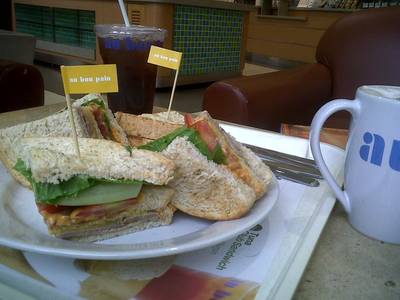 คลับแซนด์วิชไก่รมควัน ที่ ร้านอาหาร Au Bon Pain โรงพยาบาลกรุงเทพ