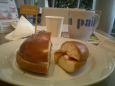 EGG ON A BAGEL WITH BACON ที่ ร้านอาหาร Au Bon Pain โรงพยาบาลกรุงเทพ