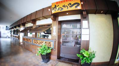 บรรยากาศหน้าร้านที่ตกแต่งสไตล์ญี่ปุ่นตั้งแต่แรกเห็น ที่ ร้านอาหาร Bankara Ramen