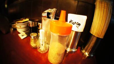 ของที่คู่โต๊ะครับ ซอส กระเทียม ที่บีบกระเทียม ที่ ร้านอาหาร Bankara Ramen