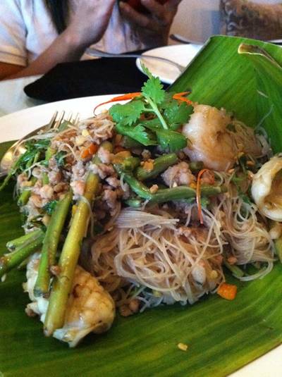 เส้นหมี่ผัดผักกระเฉดซีฟู้ด ที่ ร้านอาหาร Kitchen & More than I can say
