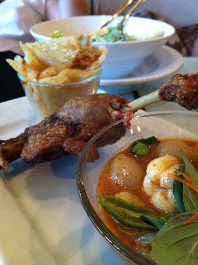แกงเผ็ดเป็ดกรอบและโรตี ที่ ร้านอาหาร Kitchen & More than I can say