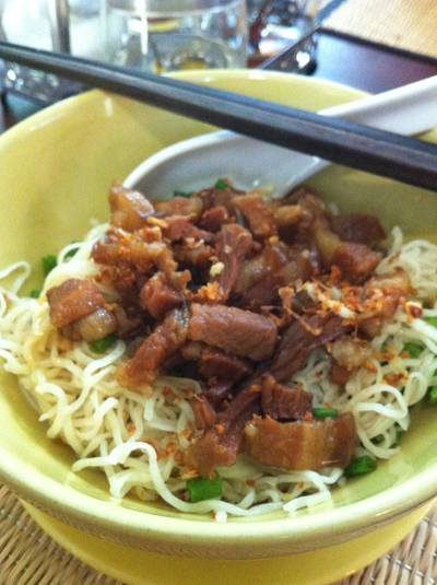บะหมี่เนื้อปูหมูหวาน ที่ ร้านอาหาร วิสาสะ