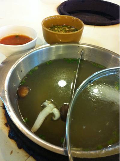นำ้ซุปเห็ดหอม และกระดูกหมู ที่ ร้านอาหาร Suki Bar