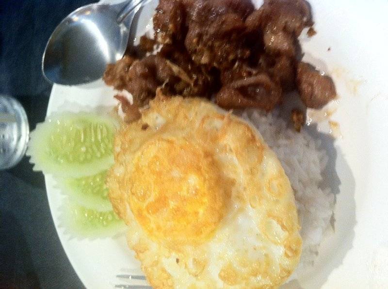 หมูทอดกระเทียมไข่ดาว จำราคาไม่ได้ แต่ประมาณ 40 ที่ ร้านอาหาร ครัวกรกช