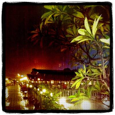 ในวันที่ฝนตก ที่ ร้านอาหาร Lake Hill ในวันที่ฝนตก ที่ ร้านอาหาร Lake Hill