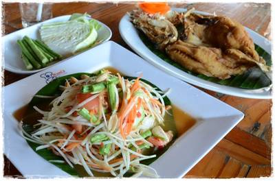 ส้มตำปลากระพงทอด ที่ ร้านอาหาร บ้านสวนไข่แก้ว
