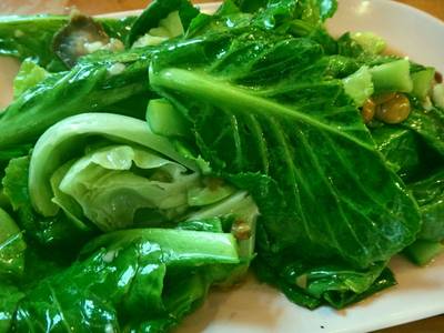 ผักแขนงผัดหมูกรอบ ที่ ร้านอาหาร ไผ่ไท