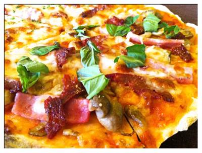 pizza Lapin ที่ ร้านอาหาร Lapin คาเฟ่กระต่ายน้อย