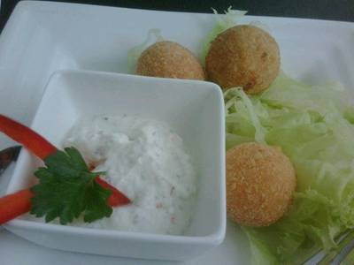 Fried Cheese Balls  1 จานมี 4 ลูก ลูกละ 50 บาท TTOTT ที่ ร้านอาหาร Moon Glass The Social Bar