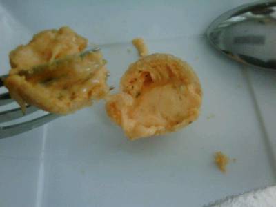 Fried Cheese Balls  ข้างในเยิ้มมากก คนที่ไปด้วยบอกจะเก็บลูกสุดท้ายไว้เป็น ไฮไลท์ ที่ ร้านอาหาร Moon Glass The Social Bar