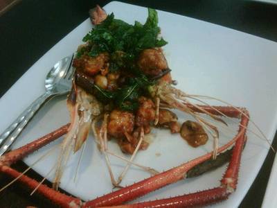 กุุ้งอยุธยา บริกรแนะนำค่ะ เราว่าเฉยๆ (กุ้งผัดซอสมะขามค่ะ) ที่ ร้านอาหาร Moon Glass The Social Bar
