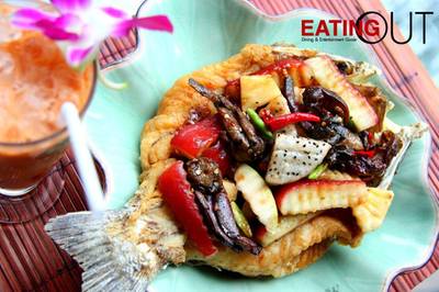 ปลากะพงลุยสวนผลไม้ ที่ ร้านอาหาร Ruen Mallika Royal Thai Cuisine