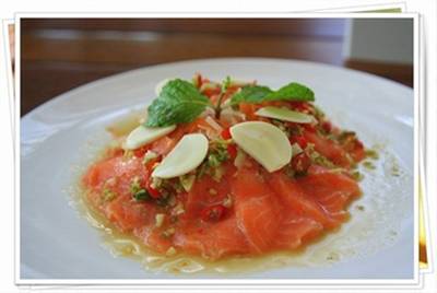 แซลม่อนแช่น้ำปลา 240 บาท ที่ ร้านอาหาร the glass house