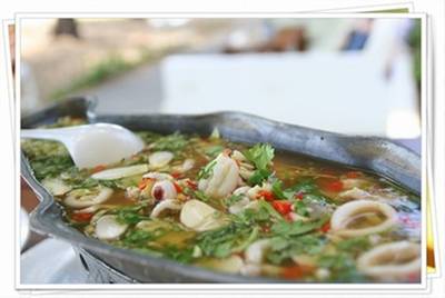 หมึกไข่นึ่งมะนาว 240 บาท ที่ ร้านอาหาร the glass house