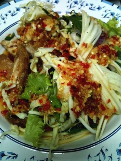 จานแรกเป็นยำไก่ทอดคะ รสชาตน้ำยำออกไปทางเปรี้ยวนำคะ ตามด้วยหวาน ไก่กรอบมากๆคะ ที่ ร้านอาหาร ส้มตำป้าแดง สามย่าน (เจ๊แดง)