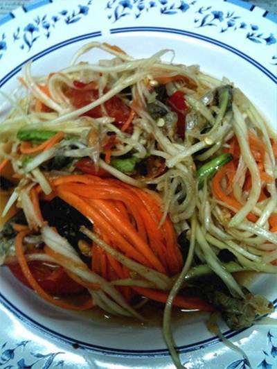 จานที่สองเป็นส้มตำปู ที่ ร้านอาหาร ส้มตำป้าแดง สามย่าน (เจ๊แดง)