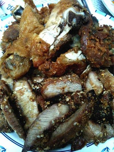 จานที่สามเป็นคอหมูย่าง&ไก่ทอด คอหมูย่างรสชาตเหมือนหมูร้องไห้ตามร้านอาหารเลยคะ ที่ ร้านอาหาร ส้มตำป้าแดง สามย่าน (เจ๊แดง)
