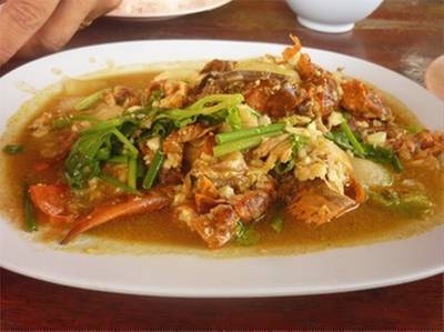 ปูนิ่มผัดผงกะหรี่ ที่ ร้านอาหาร เคียงเล ซีฟู๊ด