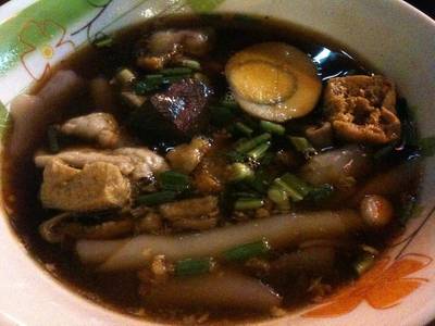 ก๋วยจั๊บน้ำข้น ใส่ทุกอย่าง ชามละ 40 บาท ที่ ร้านอาหาร ก๋วยจั๊บสีลม