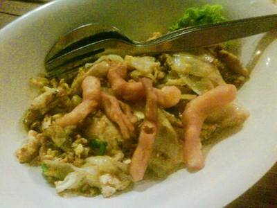 ก๋วยเตี๋ยวัคั่วไก่ อร่อยดีค่ะ หอมไหม้ๆ ที่ ร้านอาหาร เหล่ากุ้ย บะหมี่อัศวิน