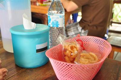 เครื่องปรุงและแค๊บหมู ที่ ร้านอาหาร โกบู้รสซิ่ง นวมินทร์ 74