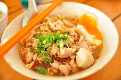 เส้นหมีน้ำต้มยำใส่ไข่ ที่ ร้านอาหาร โกบู้รสซิ่ง นวมินทร์ 74