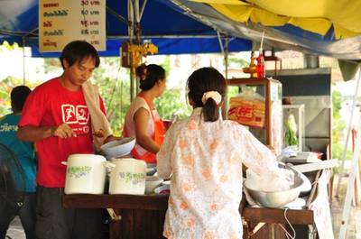 พ่อครัวแม่ครัว ที่ ร้านอาหาร โกบู้รสซิ่ง นวมินทร์ 74