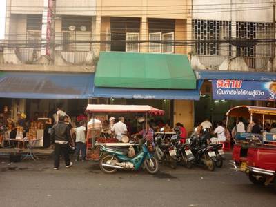 บรรยากาศหน้าร้าน ที่ ร้านอาหาร โชคดี แต่เตี้ยม
