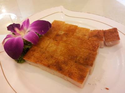 หมูกรอบ นี่แหล่ะพระเอก จานนี้เป็นจานกลาง 600 บาท ที่ ร้านอาหาร อาเก่ง อบาโลน (Ah-Keng Abalone)