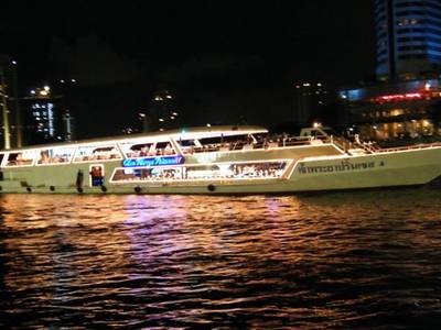 เรือมาแล้วคะ เตรียมตัว ที่ ร้านอาหาร Chaopraya Princess Chaopraya Princess Cruise