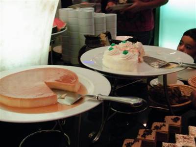 คัสตาร์ดเค้กเนื้อนุ่มแสนอร่อย ที่ ร้านอาหาร Chaopraya Princess Chaopraya Princess Cruise