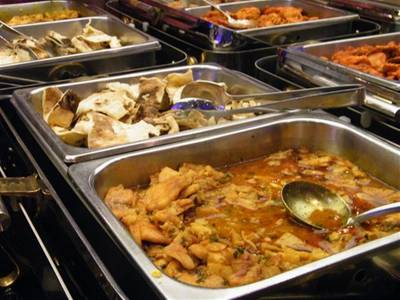แป้งโรตีนุ่มๆราดด้วยแกงกะหรี่ ที่ ร้านอาหาร Chaopraya Princess Chaopraya Princess Cruise
