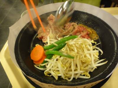 ผัดสเต๊กเปปเปอร์หมูกับซอสคาราคูชิ สุกแบบมีเดียม อร่อยล้ำ ที่ ร้านอาหาร Pepper Lunch Central Ladprao
