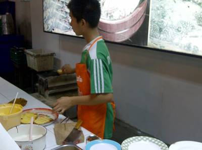 ขนมปังปิ้งทำกันร้อนๆ ที่ ร้านอาหาร S&B หมูกะทะ