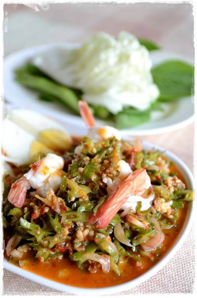 ยำถั่วพลู ที่ ร้านอาหาร อิ่มปลาเผา บางมด พุทธบูชา