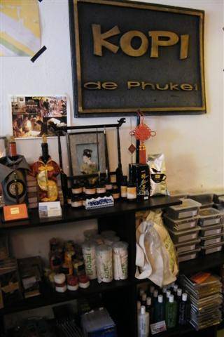 บรรยากาศภายในร้านตกแต่งสไตล์จีนๆ ที่ ร้านอาหาร โกปี๊ เดอ ภูเก็ต