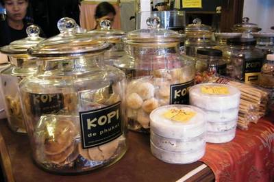 มุมขนมของฝาก ที่ ร้านอาหาร โกปี๊ เดอ ภูเก็ต