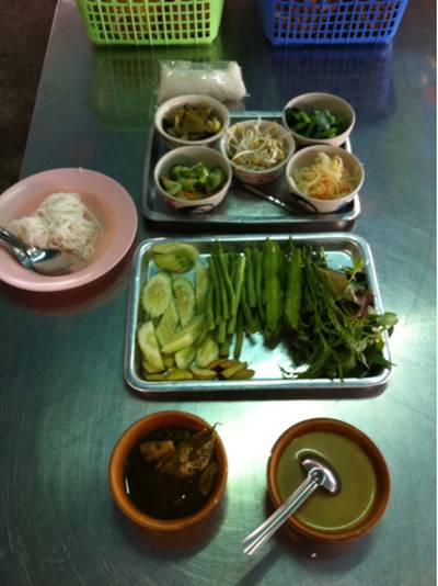 ขนมจีนมาแบบเป็นชุดมีนํ้าแกง5อย่างคับอร่อยมากๆคับ ที่ ร้านอาหาร ร้านขนมจีนเส้นสด