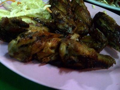 ไก่ย่าง ที่ ร้านอาหาร ลีโอ ซีฟู๊ด