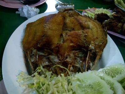 ปลากระพงทอดน้ำปลา ที่ ร้านอาหาร ลีโอ ซีฟู๊ด