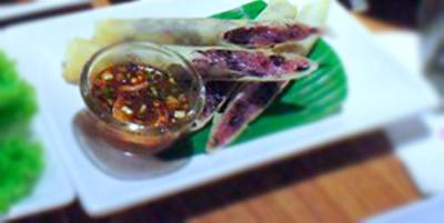 ข้าวเหนียวดำทอด ที่ ร้านอาหาร ส้มตำมั๊ยซ์