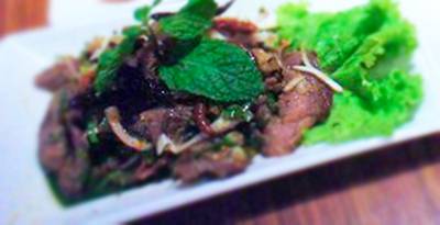 น้ำตกคอหมูย่าง ที่ ร้านอาหาร ส้มตำมั๊ยซ์