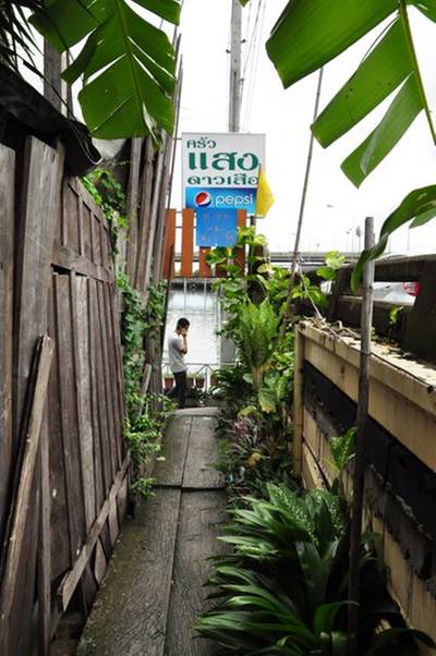 ทางเดินเข้าร้านจากริมถนน ที่ ร้านอาหาร ครัวแสงดาวเสือ