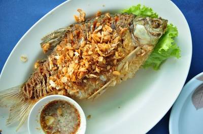 ปลาตะเพียนไร้ก้างทอดกระเทียม ที่ ร้านอาหาร ครัวแสงดาวเสือ
