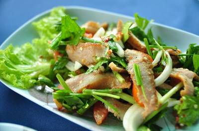 ยำคอหมูย่าง ที่ ร้านอาหาร ครัวแสงดาวเสือ