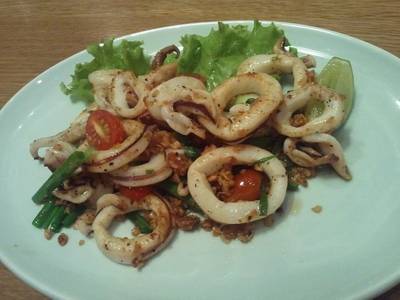 ปลาหมึกผัดกระเทียม ที่ ร้านอาหาร Yura An Café